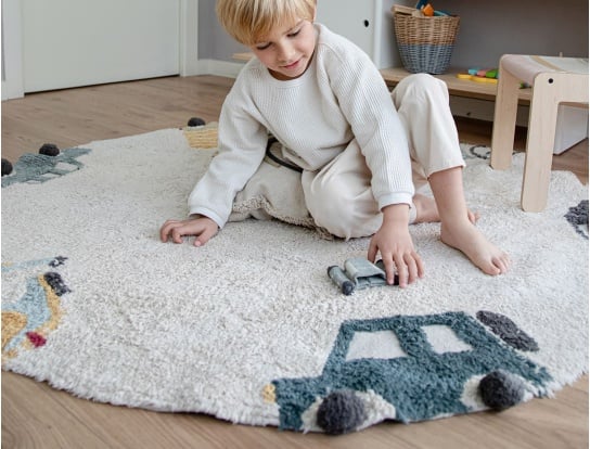Runder verspielter Kinderteppich aus maschinenwaschbarer Baumwolle.