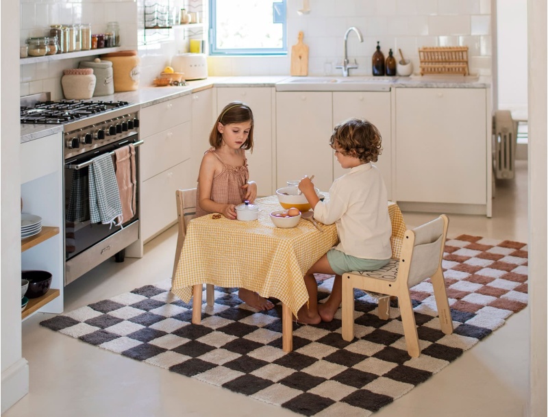 Weicher schwarz-weißer Schachbrettmuster-Teppich