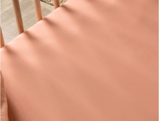 Katoensatijnen hoeslaken voor baby peach