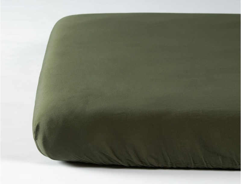 Lenzuolo con angoli 70x140 in raso di cotone biologico lavato verde cipresso