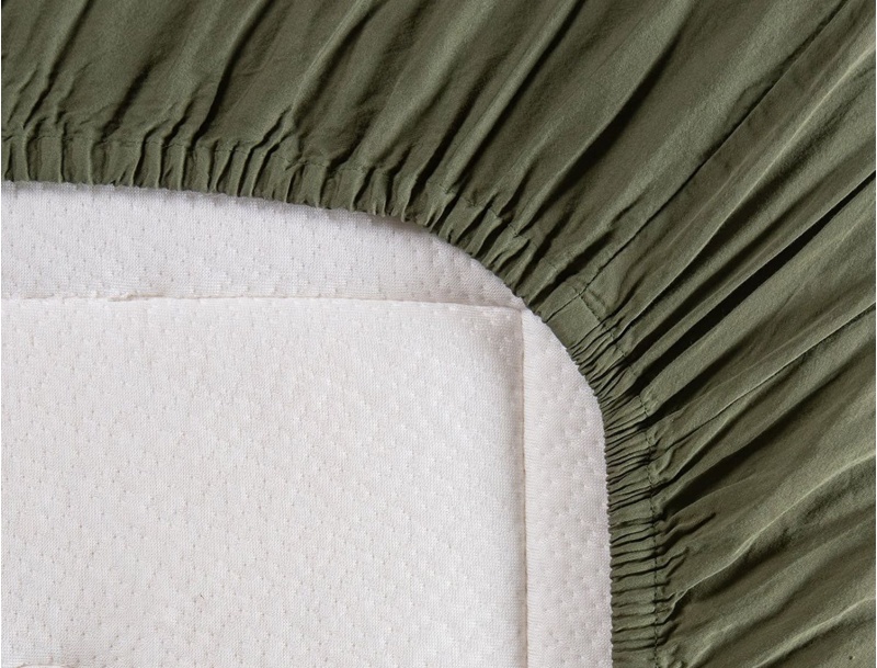 Lenzuolo con angoli per bambini in raso di cotone biologico lavato con bordi elastici verde cipresso