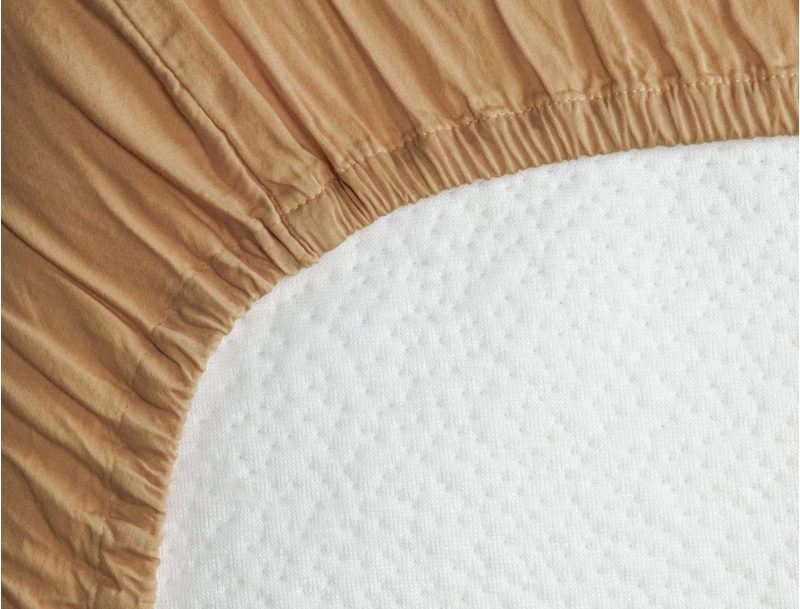 Baby fitted sheet in washed organic cotton sateen with elastic edges amber
