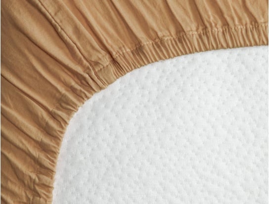 Hoeslaken voor baby van gewassen biologisch katoensatijn met elastische randen amber