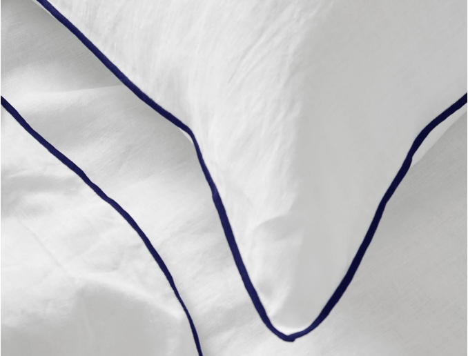 Pillowcase in cotton percale with navy blue bourdon trim
