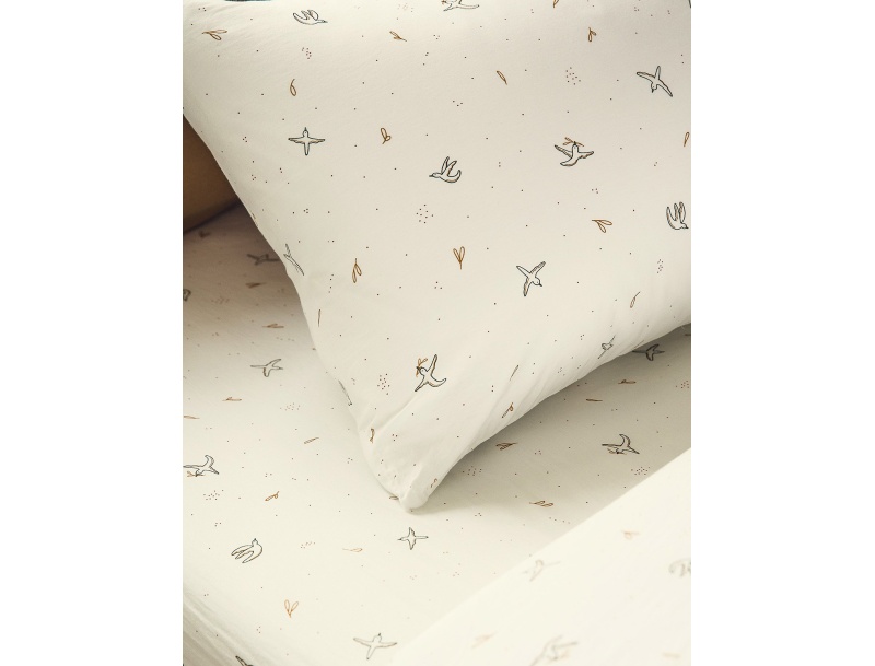 Close-up of the 60x60 pillowcase and its flight pattern