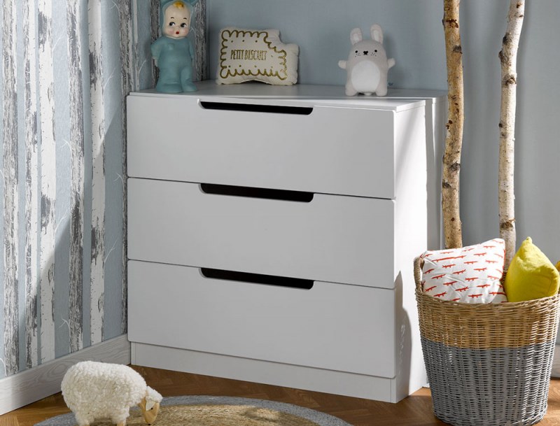 White children's dresser with 3 drawers