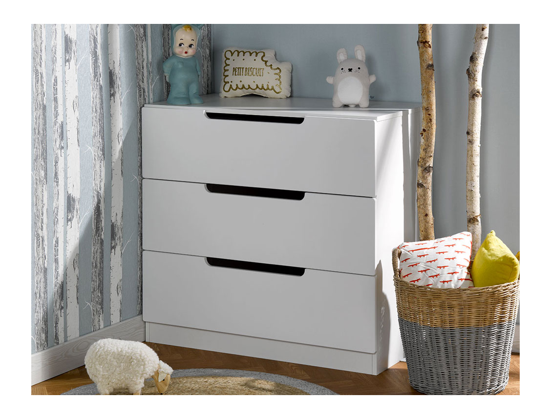 White children's dresser with 3 drawers