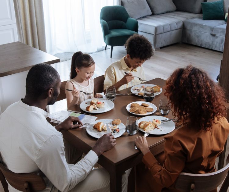 chambrekids-article-de-blog-6-jeux-a-faire-a-table-en-famille