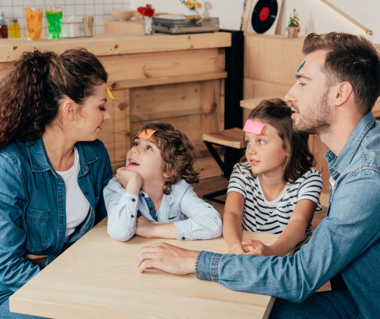 chambrekids-article-de-blog-jeux-a-faire-a-table-en-famille-devine-tete