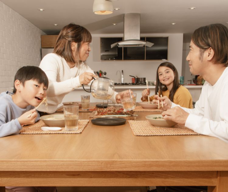 chambrekids-article-de-blog-jeux-a-faire-en-famille-a-table-le-mot-secret
