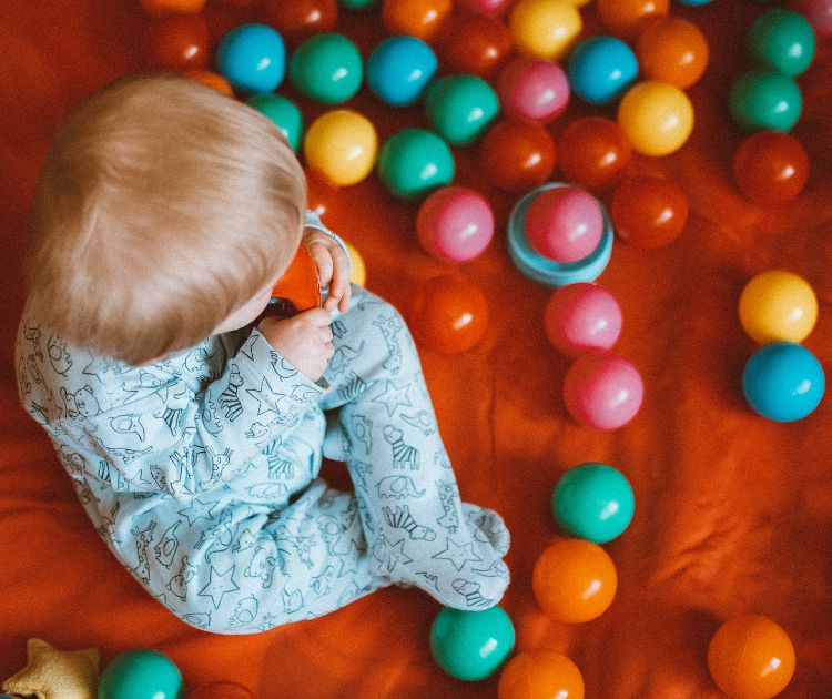 chambrekids-activite-ludiques-et-educatives-pour-enfant-de-2-ans-tir-au-panier