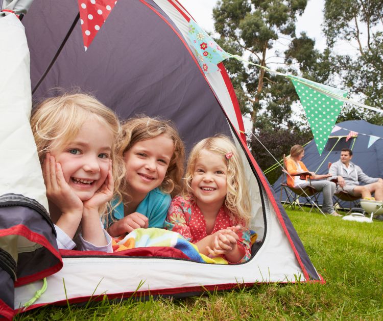 chambrekids-article-de-blog-camper-dans-le-jardin-en-famille-des-moments-magiques-pour-pas-cher