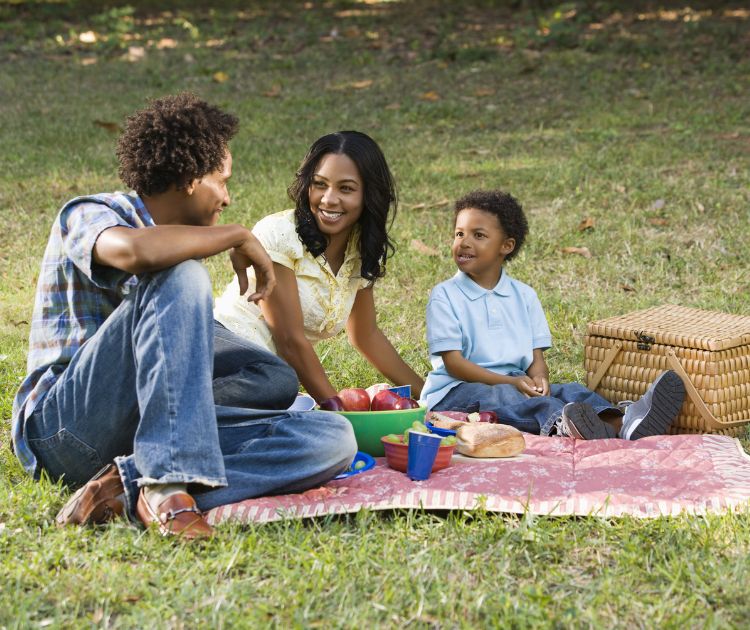 chambrekids-article-de-blog-camping-en-famille-dans-le-jardin-le-repas-en-plein-air
