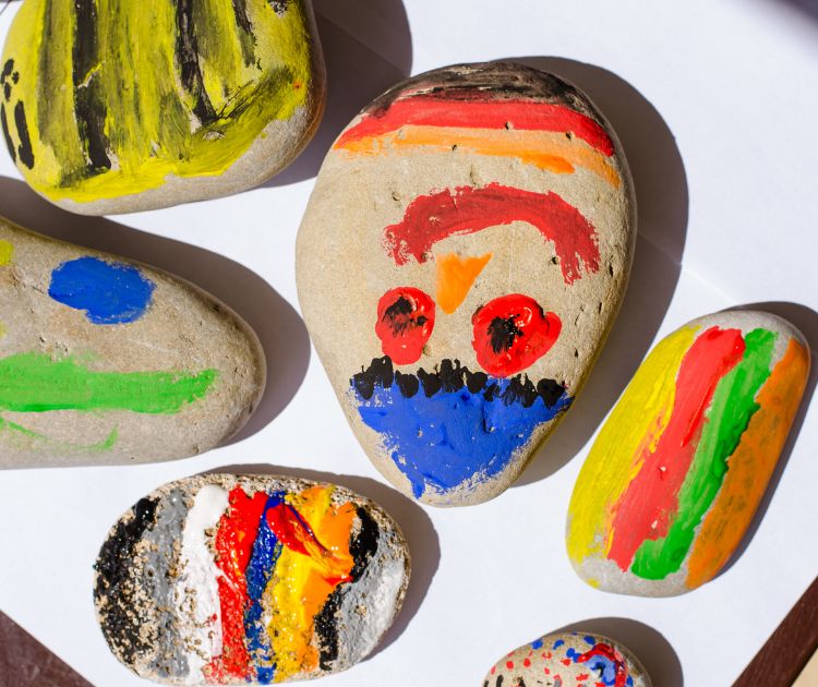 chambrekids-article-de-blog-10-idees-pour-faire-de-la-peinture-sur-galet
