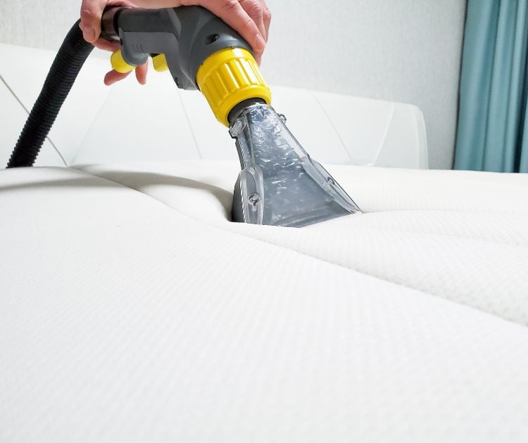 chambrekids-comment-nettoyer-tache-de-sang-sur-matelas