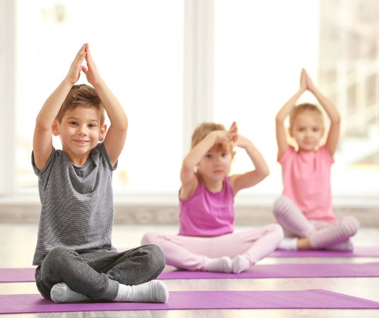 chambrekids-article-de-blog-apprendre-le-yoga-aux-enfants-en-10-postures