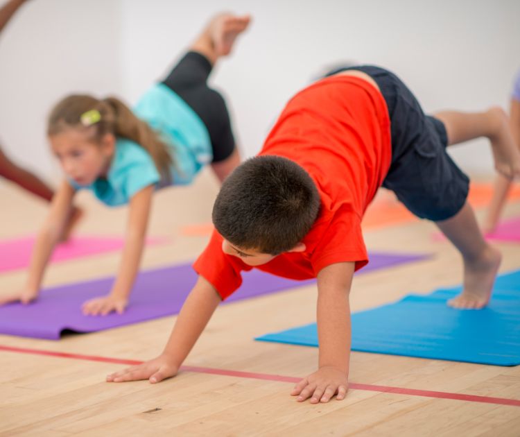 chambrekids-article-de-blog-top-10-des-positions-de-yoga-pour-enfan-posture-chien-tete-en-bas