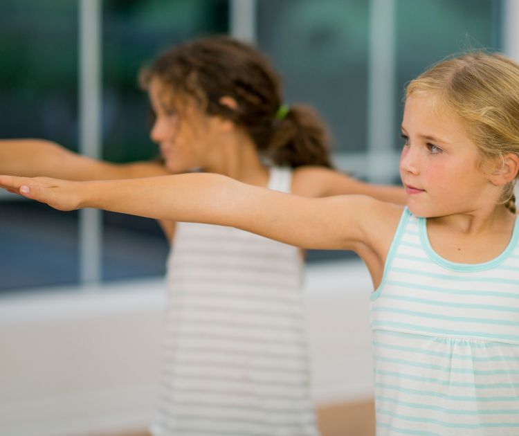 chambrekids-article-de-blog-top-10-des-positions-de-yoga-pour-enfant-posture-du-guerrier