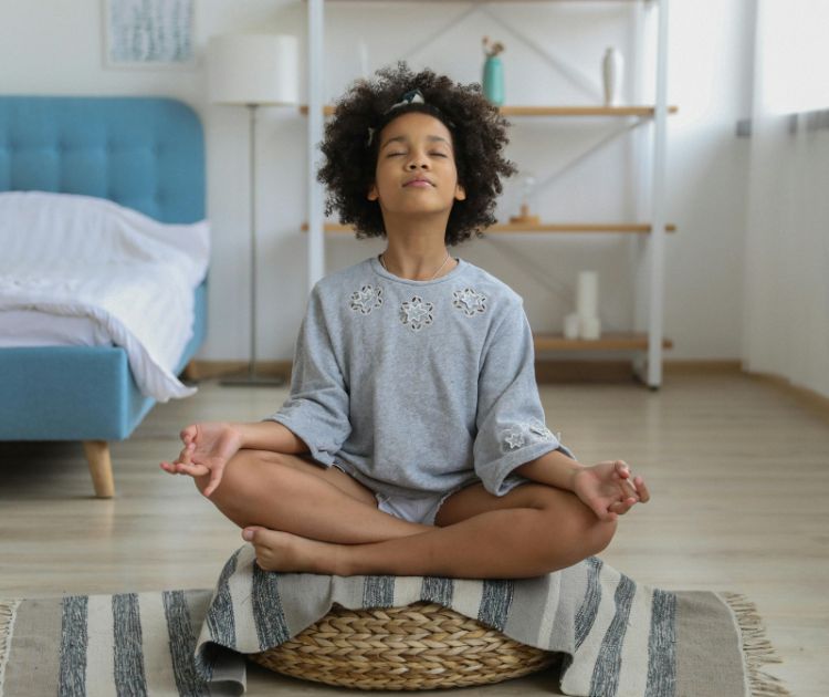 chambrekids-article-de-blog-top-10-des-positions-de-yoga-pour-enfant-posture-du-papillon