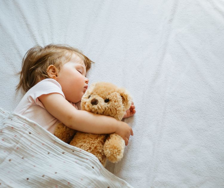 chambrekids-article-de-blog-doudou-dans-le-lit-de-bebe-a-quel-age