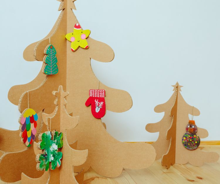 chambrekids-article-de-blog-25-activites-de-noel-a-faire-avec-bebe-sapin-en-carton
