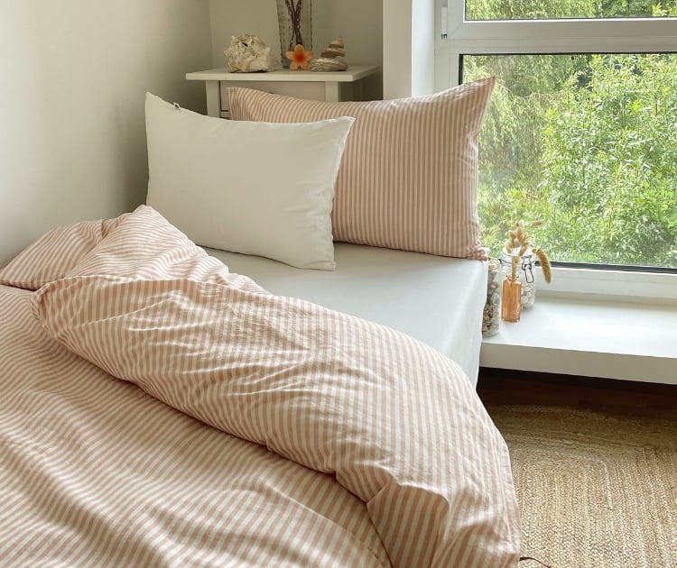 chambrekids-article-de-blog-comment-savoir-si-votre-enfant-a-des-acariens-dans-son-lit-rituels-de-nettoyage