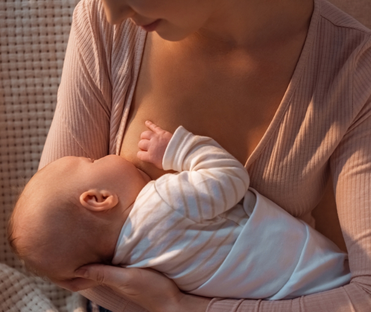 chambrekids-article-de-blog-faut-il-reveiller-bebe-la-nuit-pour-manger-allaitement