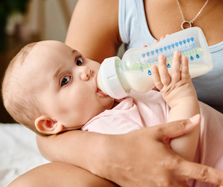 chambrekids-article-de-blog-faut-il-reveiller-bebe-la-nuit-pour-manger-biberon