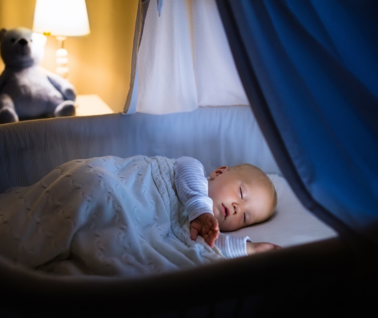 chambrekids-article-de-blog-faut-il-reveiller-bebe-pour-manger-decryptage-du-sommeil
