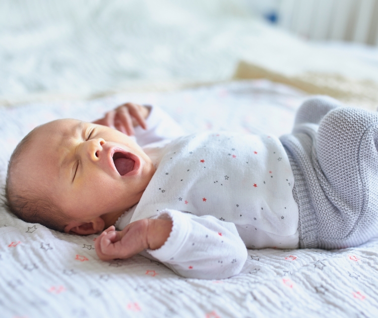 chambrekids-article-de-blog-pourquoi-mon-bebe-se-reveille-la-nuit-a-5h30