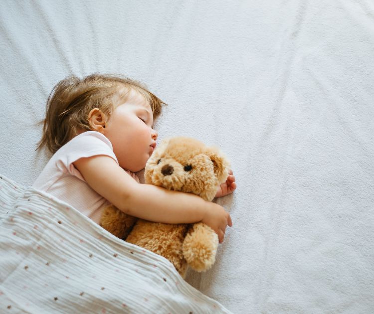 chambrekids-enfant-qui-dort-pour-un-article-routine-du-sommeil-saine