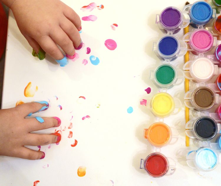 chambrekids-activites-sensorielles-developpement-de-bebe-peinture-avec-les-mains