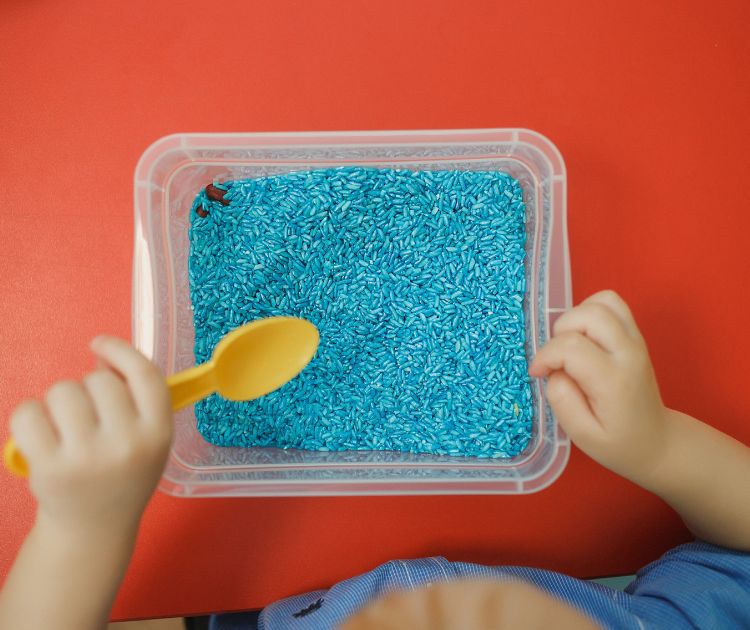 chambrekids-activites-sensorielles-pour-developpement-de-bebe-bacs-sensorielles