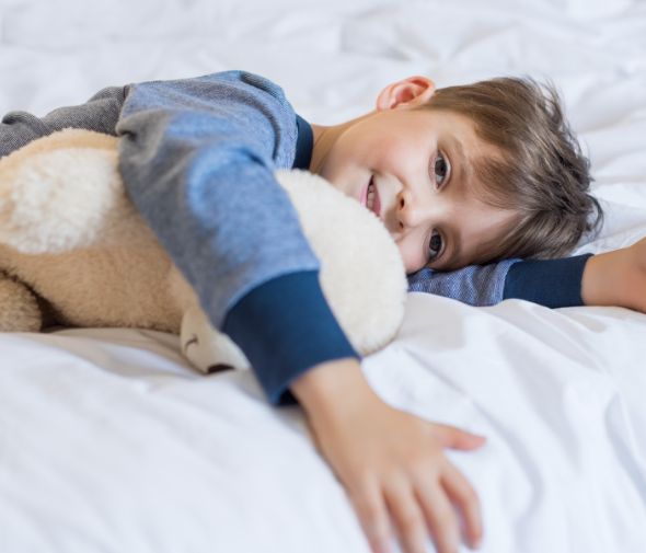 petit garçon qui dort dans son lit