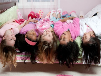 Organizar fiestas de pijamas: consejos para una habitación bien equipada