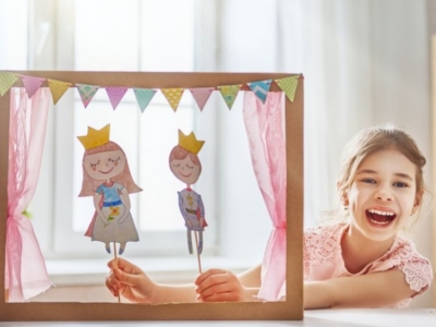 Maak een kartonnen poppenkast voor leuke familiemomenten