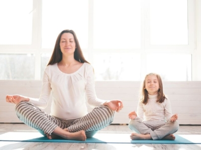 Kinderen yoga leren in 10 eenvoudige houdingen