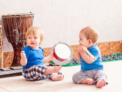 Muzikale ontwikkeling 0-3 jaar: geluiden, spellen en rituelen die helpen groeien