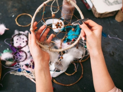 Fabricar un atrapasueños en familia según la tradición ojibwa