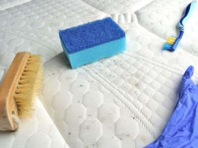 Het geheim om bloed voorzichtig van een matras te reinigen