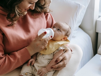 ¿Hay que despertar al bebé para comer? Test rápido y consejos