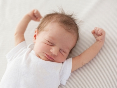 Waarom wordt mijn baby om 5:30 uur wakker en wat kun je eraan doen?